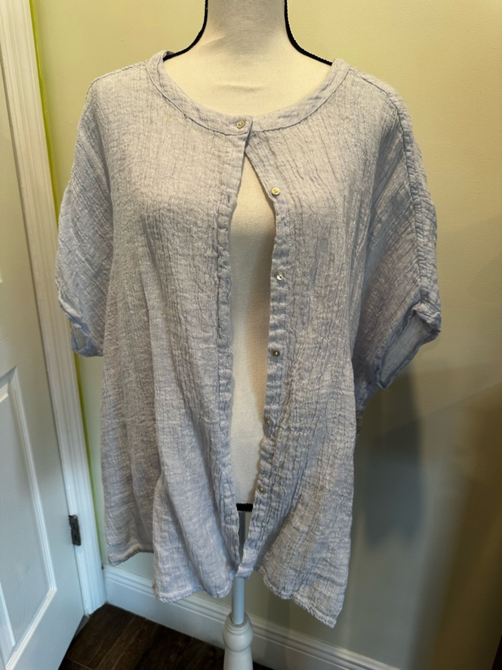 Tahari Light Blue Textured Short Sleeve Button-Down Top